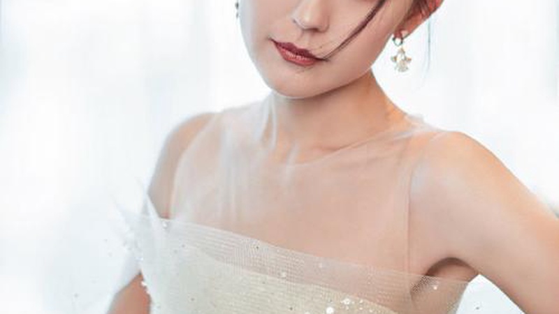 热依扎现身医院引二胎猜测，未婚生女后她用行动诠释洒脱