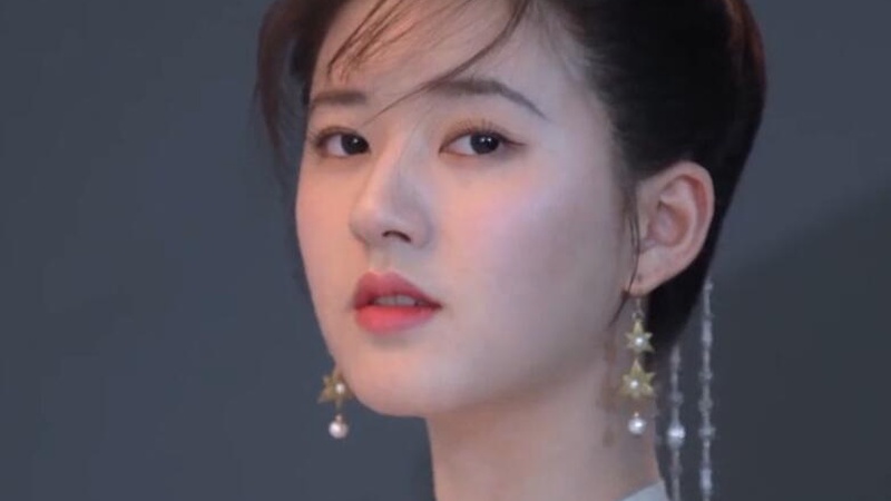 赵露思泰国机场蹲地互动赠非遗手信，真诚尽显