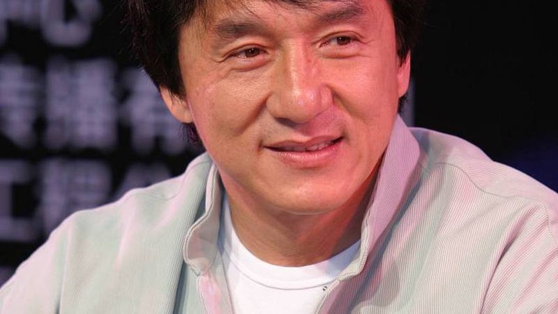 成龙刘亦菲机场暖心同框合影，神仙友谊唤醒功夫之父回忆